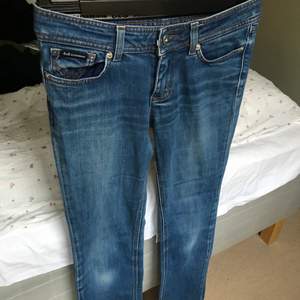 Blåa lågmidjade jeans från Dolce&Gabbana. Köpta på second hand. Jeansen är något utsvängda nedtill. Fram och bakfickor. Priset kan diskuteras👍🏼