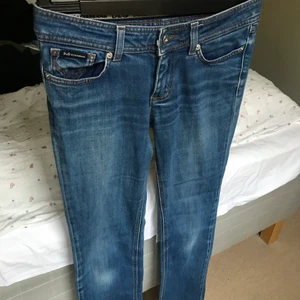 Lågmidjade Dolce&Gabbana Jeans  - Blåa lågmidjade jeans från Dolce&Gabbana. Köpta på second hand. Jeansen är något utsvängda nedtill. Fram och bakfickor. Priset kan diskuteras👍🏼