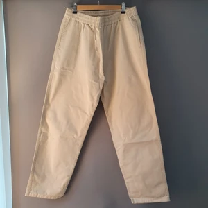 Bommulsbyxor från junkyard - Säljer dessa snygga byxor som aldrig kommit till användning. Street/skate stil, dem är också unisex. Inte jättetunna men inte vintertjocka. Lite större S pga att dem är unisex. Nypris 499🌱frakten är inräknat i priset 🖤