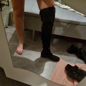 Overknees - Ett par svarta overknees i storlek 39. Kan mötas upp och kan levereras men köparen står för frakt! NYSKICK