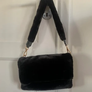 Carin wester  - Säljer min fina svarta fluffväska från Carin Wester. På andra bilden ser man storleken bättre i förhållande till min hand. Säljer för 120kr.🌸