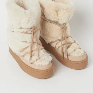 Vinterboots  - Trendiga vinterboots som är skitsnygga, trendiga och varma nu till de kommande vintermånaderna. Köpte dessa helt nya men har ej haft någon användning av dem, endast använda två gånger och inga defekter på dem. Köpta för 550kr hör på Plick då de är slutsålda men kan gå ner till 400kr även fast de är som nya, köparen står för frakten💞 skriv dm för fler bilder eller frågor osv👍🏻❤️ Normala i storlek och passar 36-38 men de är storlek 37🥰