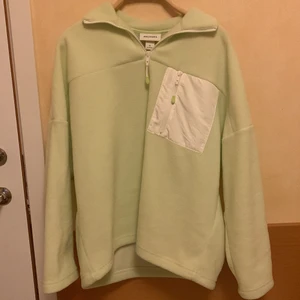 Fleecetröja  - En varm fleecetröja i en grön härlig färg från monki. Den är i XS men stor i storleken💚