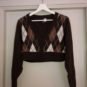 Stickad mönstrad tröja - Stickad brun tröja med knappar, xs men sitter mer som en s. 