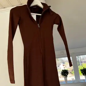 Jumpsuit från chiquelle färgen brun, super snygg men kommer ej till användning! Helt ny! Frakt tillkommer på 66kr