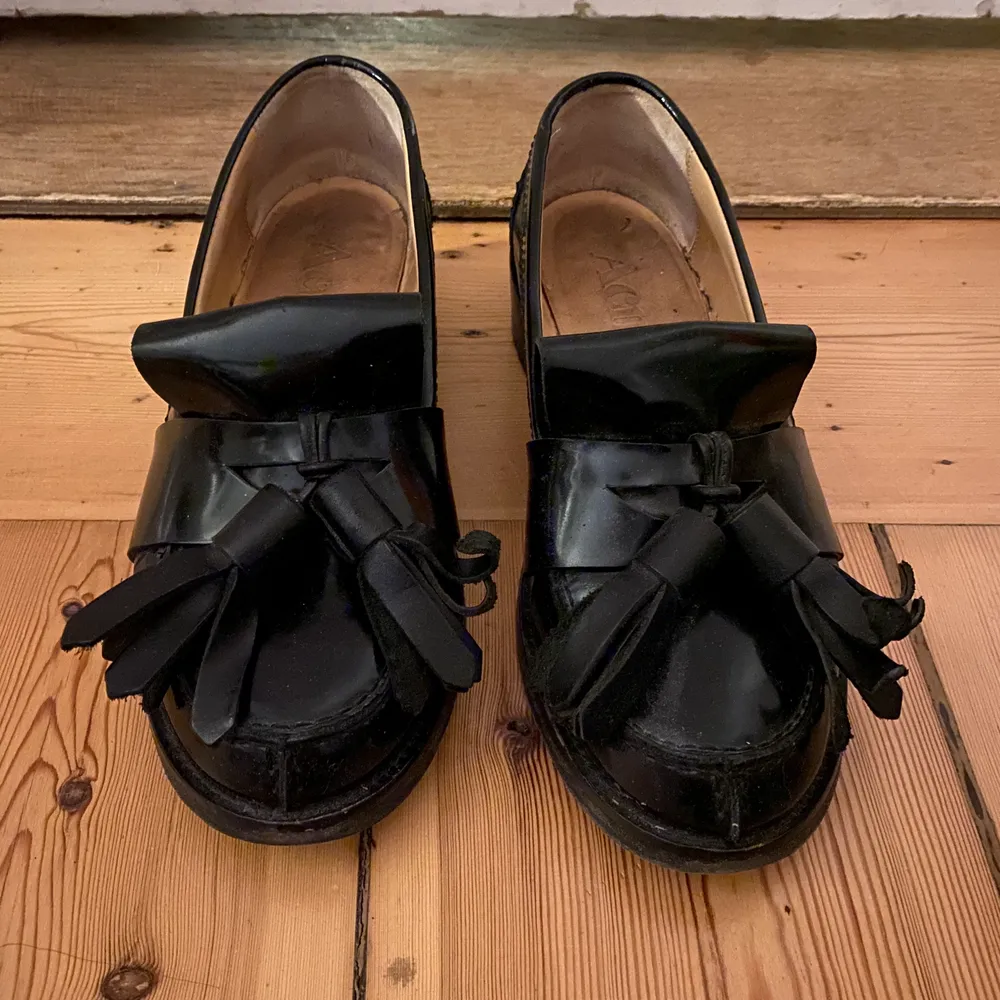 Black leather loafers. Used but in very good condition. Store prize 5500sek.. Skor.
