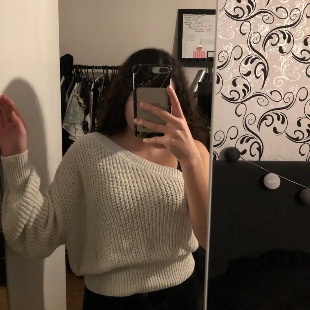 Beige stickad one shoulder tröja från Zara i strl S men är mer som en M. . Neuleet.