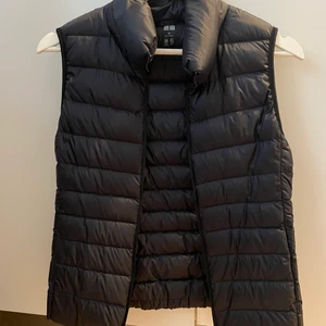 VÄST - Tunnare dunväst som går att använda till allt! Superfint skick och säljs pga att den blivit liten för mig💕💕 Köpt för 599 på UNIQLO!