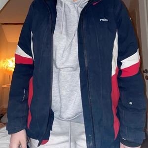 Skid jacka - Snygg skidjacka i storlek M, använd ett fåtal gånger men är lite smutsig nu, tvättar innan jag skickar iväg den