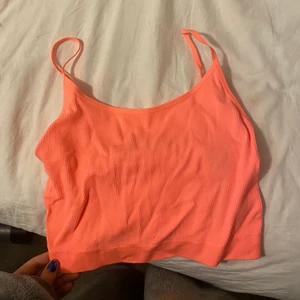 Nyon linne - Jättefint linne. Öanvänt och perfekt till fest eller nyonfest💓💓