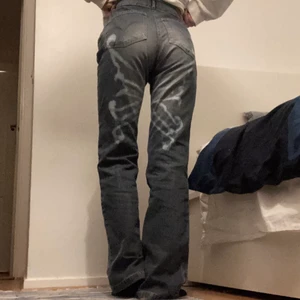 Jeans med fjärilsmönster - Så coola jeans med fjärilstryck där bak så det ser ut som man målat dit det😍 önskar jag kunde spara de men de är för stora för mig som är 160 och brukar ha W24 :( frakt tillkommer ⭐️