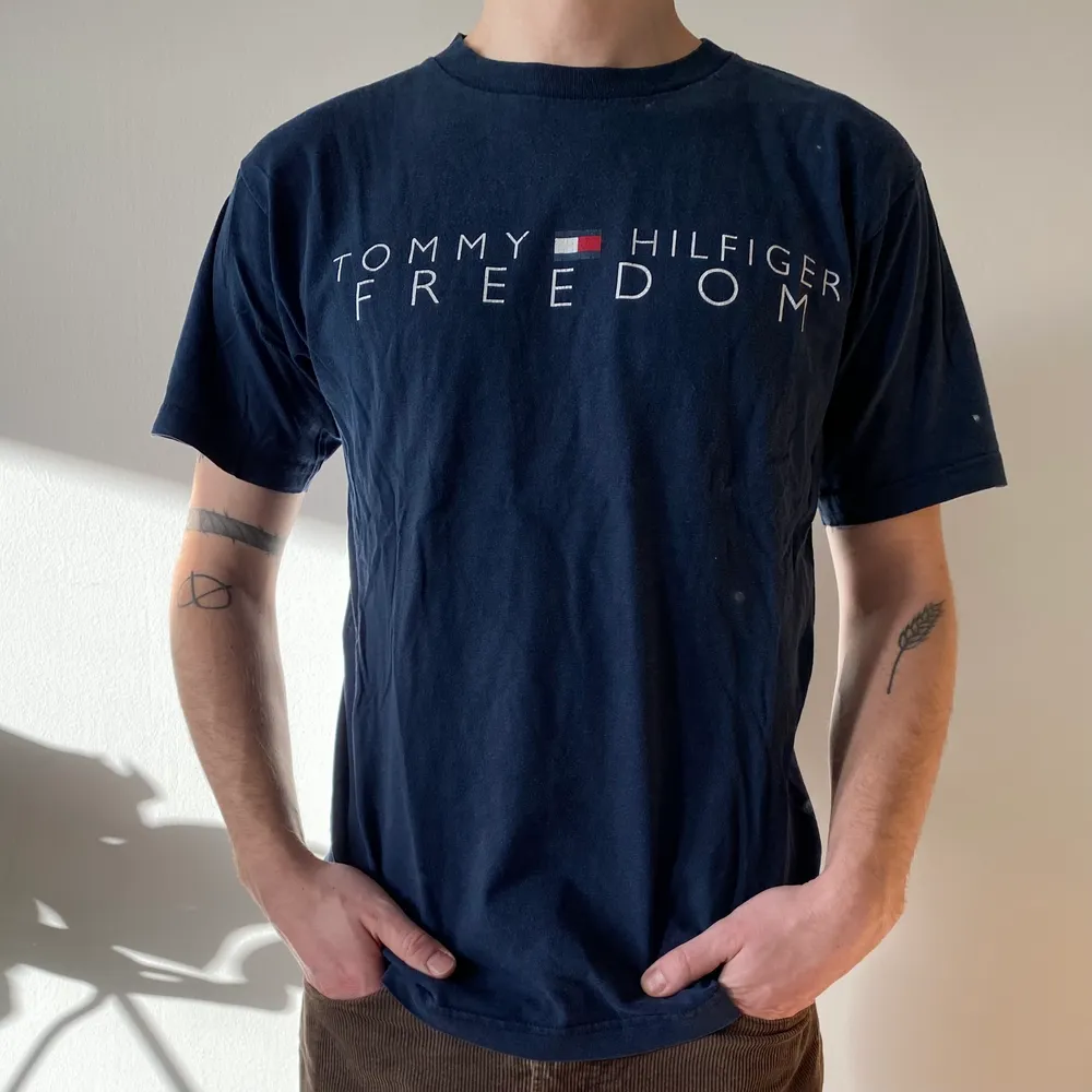 Vintage Tommy Hilfiger t-shirt i storlek M. Marinblå. Made in U.S.A. Bra skick!. T-shirts.