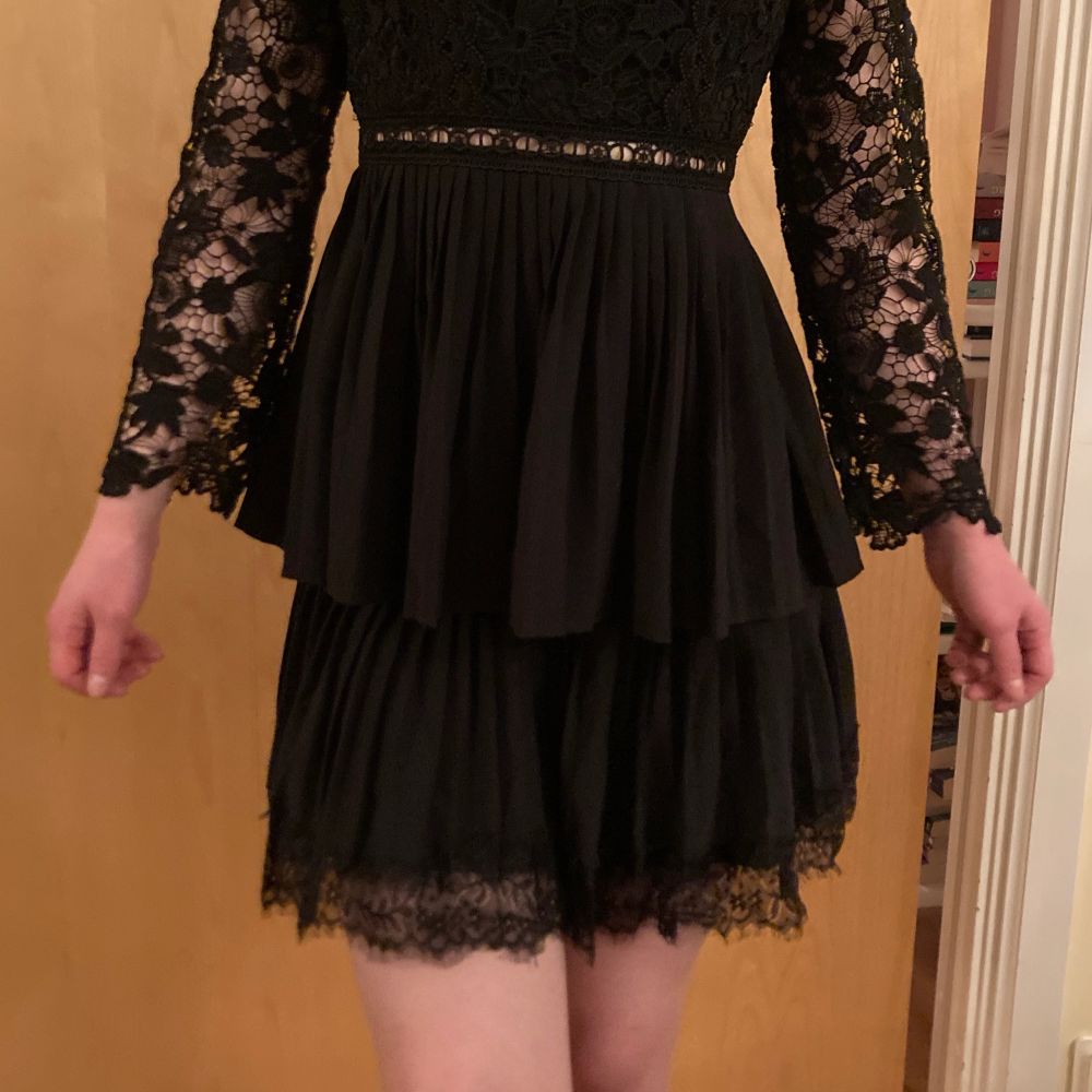 A black open back lace dress with layers. Long sleeves, very elegantti and Classic. Never used. . Klänningar.