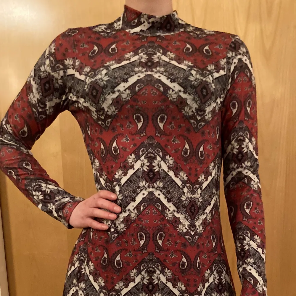A red beautifully patterned 70s retro dress with flowers and symmetrical lines by Springfield. . Klänningar.