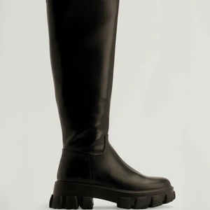 High Boots - Säljer dessa sjukt snygga och oanvända skorna från NA-KD. Fick dom i julklapp men jag har andra som jag får mer användning för. Storlek 37. Egna bilder kan absolut skickas! (Nypris 699:-, mitt pris, 500:- då dom är helt oanvända).  Kan skickas men då står köpare för frakten.