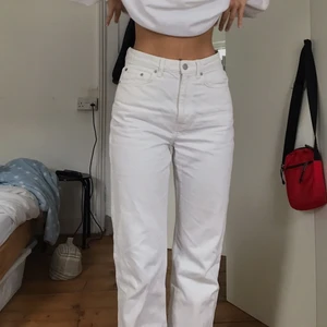 Weekday rowe - Vita weekday rowe jeans som är köpta här på plick. W25 L30. Bilderna är lånade men sista är på den jag säljer. 