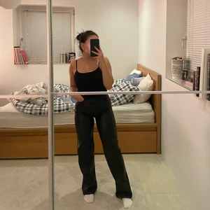 Skinnbyxor - Svarta skinnbyxor från HM😇💕