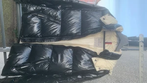 Moncler jacka  - Svart moncler jacka med avtagbar luva. Varm och gosig. Stlk XS/S. Har blivit lite färgad uppe i ändarna vid halsen och har några år på nacken, därav det låga priset. Kan mötas upp i Sthlm eller skicka. Frakt tillkommer. 