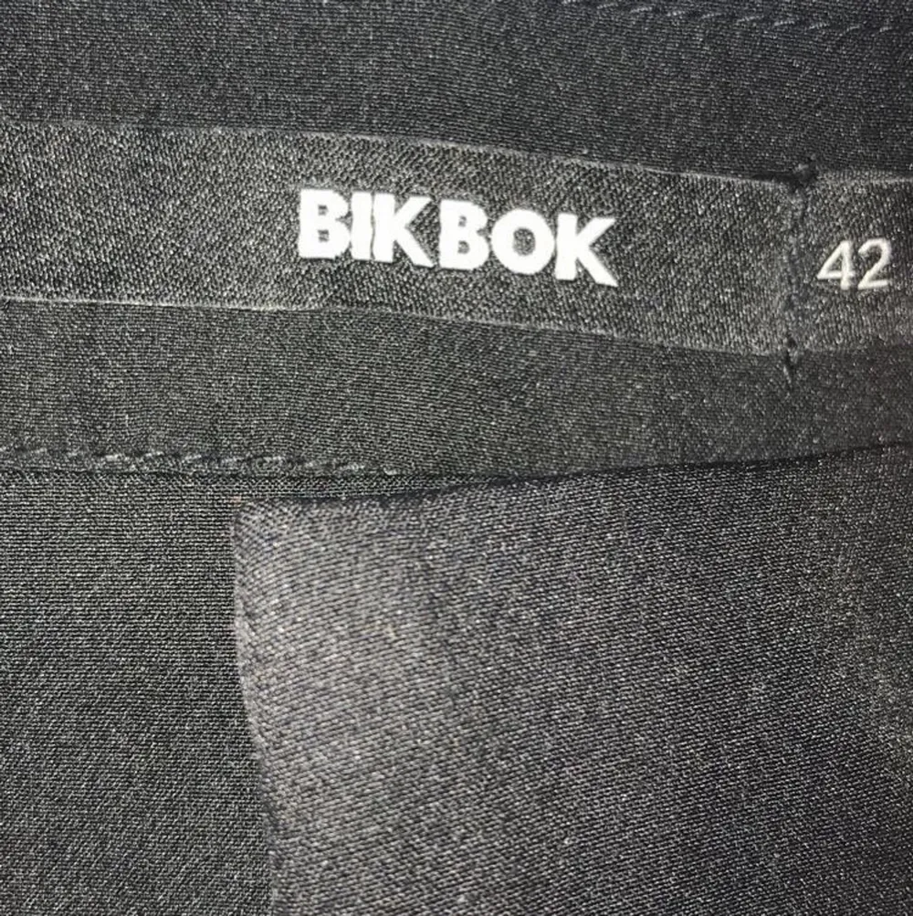 Snygga kostymbyxor från BikBok i strl M/42. Köptes för 399 men säljs för 250kr💕. Jeans & Byxor.