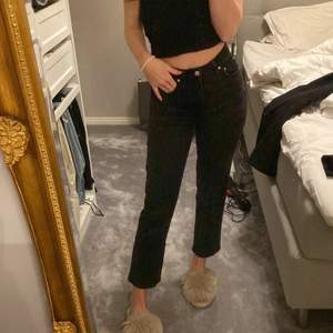 Grå/svarta jeans från Gina Tricot typ croppade skit snygga men kommer inte till användning!