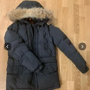 Parajumper Harraseeket - Storlek XS. Pälsen är i superskick fortfarande och går att ta av. Inga skador på jackan. Äkta såklart, går att kontrollera med Qr Scan. Köpt på Johnells två vintrar sedan. Sällsynt Parajumper modell.