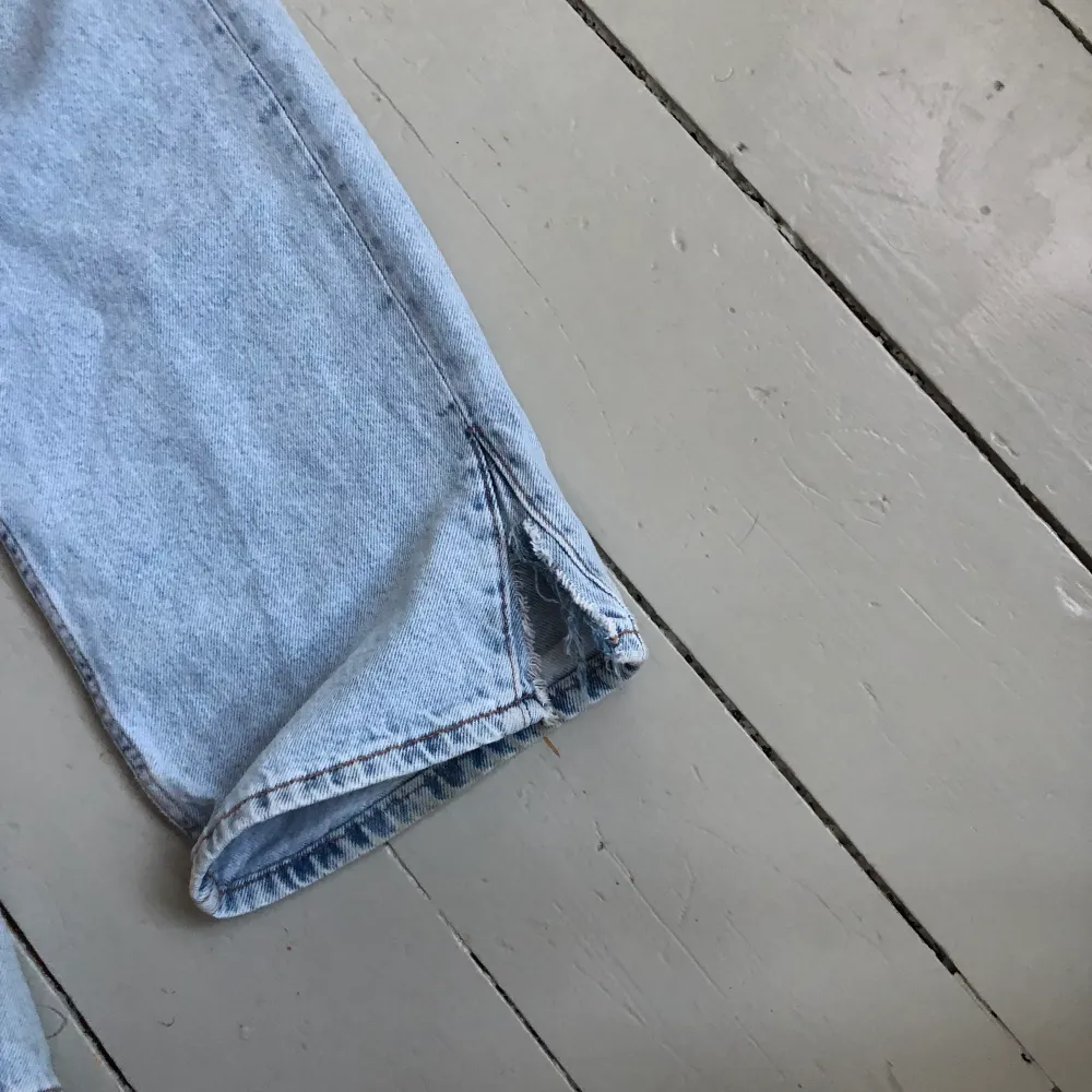 Jeans från Zara, storlek finns på bild 3. Säljer då de är för stora för mig. Bara testade så är iprincip helt nya. . Jeans & Byxor.