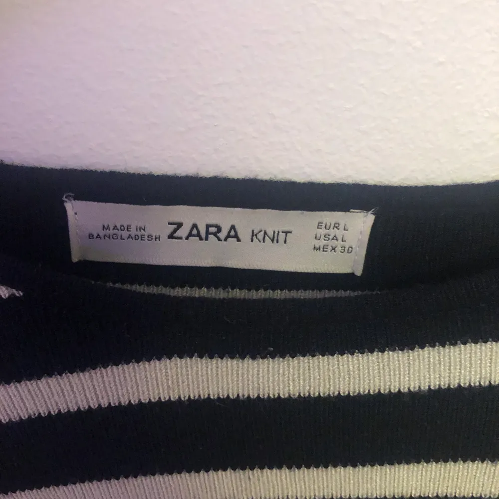 INTRESSEKOLL på denna randiga croppade ZARA tröjan, så fin men jag använder den inte så ofta längre! Superfin, närmare M än L dock! Frakt tillkommer💕. Toppar.
