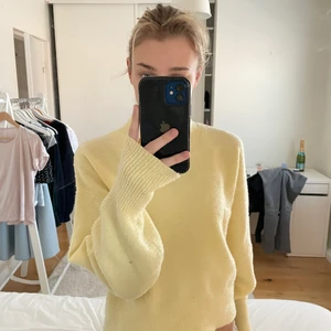 & Other stories stickad - Snygg gul stickad tröja som jag säljer då den inte kommer till så stor användning💛💛💛storlek S, jag är 170. 