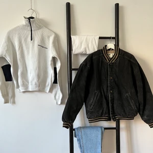 3/4 zip stickad / Denim bomber - Henry Lloyd 3/4 zip tröja, storlek M, 300kr / Denim bomberjacka med relaxad fit, storlek L, 390kr | Bra skick med normalt slitage!