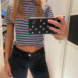 Stickad t-shirt - Säljer denna så fina stickade t-shirten som inte kommer till andvänding! Den är i storlek M men passar mig som vanligtvis har storlek xs/s då den är ganska liten i storleken🤍