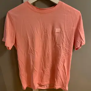 Jag säljer nu min Acne T-shirt som är i nyskick. Endast använd ett par gången. Storleken på tröjan är i Xs men den är overzize och passar även S/M. Superfin rosa färg!! Nypris 1000 kronor.