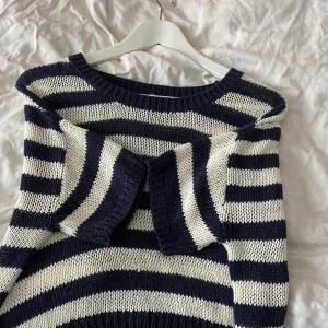 Randig tröja från hm  - Väldigt fint skick, och otroligt skönt. Frakten ingår i priset 💕
