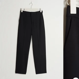 Svarta kostymbyxor Petite  - Säljer dessa kostymbyxor från Gina då jag inte gillar hur de sitter på mig ✨ dom är använda typ 3 gånger så de är i nyskick!  Passar om man är 150-160 cm lång 😌