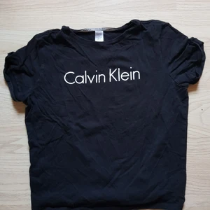 Calvin Klein t-shirt - Uppvikta armar och kortare i längd. ÄKTA.  Liten i storleken.