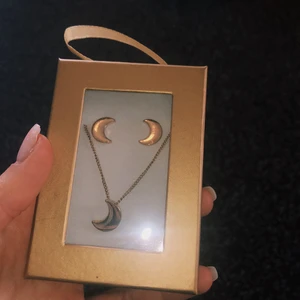 Smyckesset🌙✨ helt ny/oöppnad - Jättegulligt set som består av ett par örhängen och ett vackert halsband. Smyckena kommer i tillhörande ask/förpackning och är helt oanvända.  Färg: guld Mitt pris: 120 kr   Kolla in mina andra annonser, säljer bl.a märken som: Levis, Champion, Victorias Secret, Tommy Hilfiger, Calvin Klein, Adidas, Nike, Puma, Aimn, Gymshark, Brandy Melville, Zara, Hollister, NAKD, Topshop, Fjällräven, Weekday, Monki, Triangl.