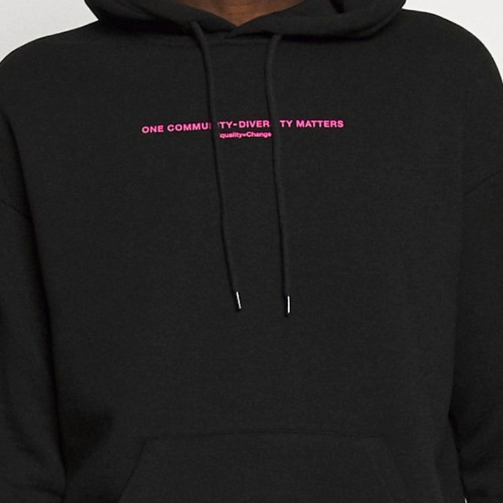 Svart unisex hoodie med rosa coola detaljer. Använd fåtal gånger. Storlek XXS men passar även XS-S💖 150kr + frakt. Huvtröjor & Träningströjor.