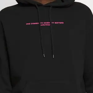 Svart unisex hoodie med rosa coola detaljer. Använd fåtal gånger. Storlek XXS men passar även XS-S💖 120kr + frakt