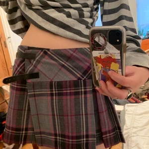 Kjol  - Asfin kjol lila och grå plaidkjol med spännen , ser ut som nåt någon i monster High skulle ha. Säljer pga den är för liten. 
