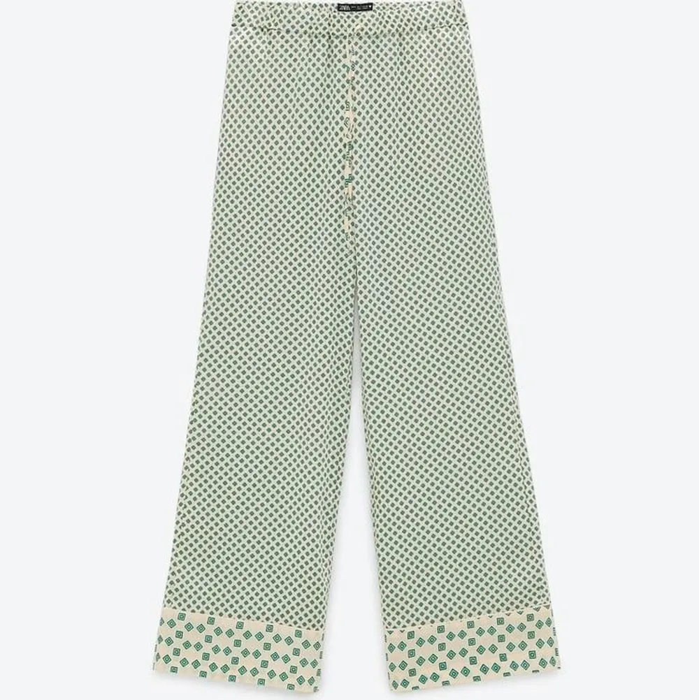 Söker dessa byxor ifrån Zara i vilken storlek som helst. hör av er om du kan tänka sälja ❤️‍🔥💖. Jeans & Byxor.