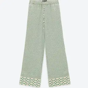 Söker dessa byxor ifrån Zara i vilken storlek som helst. hör av er om du kan tänka sälja ❤️‍🔥💖