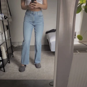 Blåa jeans - Blåa high waist jeans, lite skryngliga men ska strykas! Köpte dessa för 400kr. 