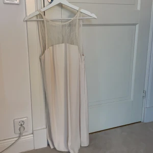 Vacker sommarklänning - Säljer nu en superfin krämfärgad klänning som är öppen i ryggen. Använd 1-2 gånger. Passar en S-M , säljer för 400kr. ❤️‍🔥