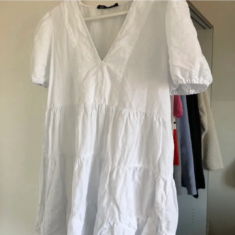Superfin vit klänning från Zara i strl S❤️❤️ (Lägger ut igen pga oseriös köpare) OBS: FÖRST TILL KVARN 420kr!! (Säljer endast vid bra bud annars!). Klänningar.