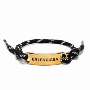 BALENCIAGA armband - Riktigt fet BALENCIAGA armband köpt på Farfetch. Priset kan diskuteras, buda!