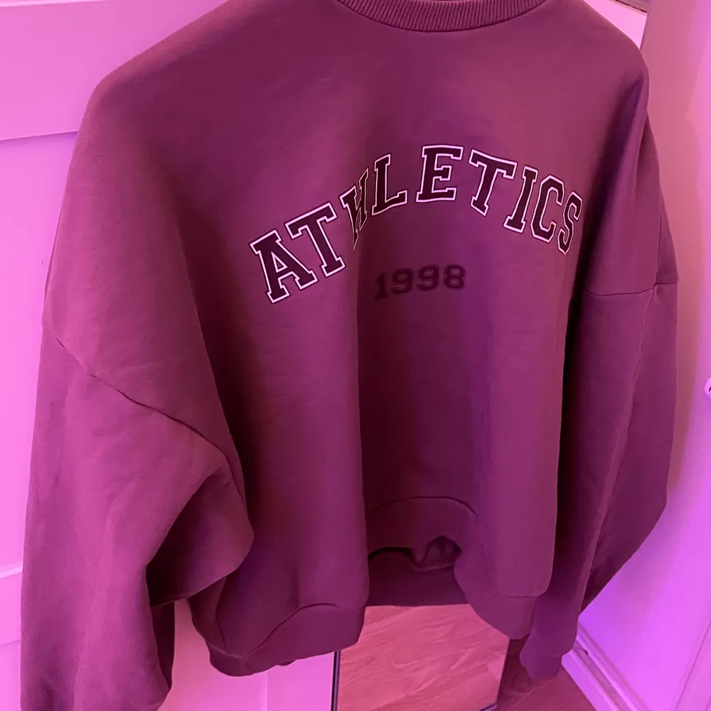 Säljer denna jätte fina sweatshirt från Nelly!!! Helt oanvänd då den var lite för stor för mig. Det är en storlek S men skulle säga att den passar M helt perfekt med. Köparen står för frakt! . Tröjor & Koftor.