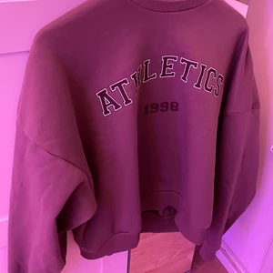 Sweatshirt, Nelly - Säljer denna jätte fina sweatshirt från Nelly!!! Helt oanvänd då den var lite för stor för mig. Det är en storlek S men skulle säga att den passar M helt perfekt med. Köparen står för frakt! 