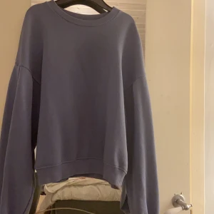 Tjocktröja - Fin Tröja från h&m. Jättefin lila/blå färg, bra skick. Armarna är lite ballongformade. Frakt ingår inte. Färgen är mer som på andra bilden!💜