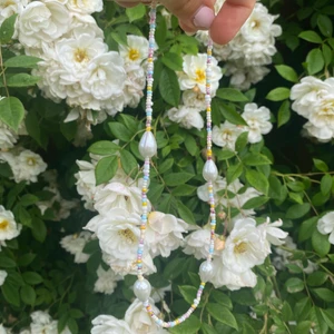 Pärlade halsband - Kika gärna in på min insta för att se fler smycken jag gör @al.glitter💛 Pärlar halsband vid beställningar och gör gärna era egna designer💘 pris varierar beroende på vilka pärlor som används🌸🌸 Skicka iväg ett meddelande här eller på insta om ni är intresserade😇