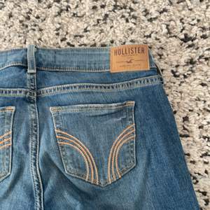 Säljer ett par snygga lågmidjade jeans från hollister! Jeansen är i Bootcut modell och är sparsamt använda💓350kr+frakt✨