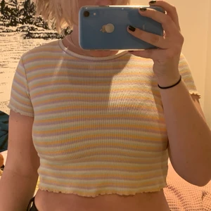 Söt topp  - Säljer denna söta toppen från pull&bear💗💗💕 Använt lite men den är ändå i väldigt bra skick. Så fina pastellfärger nu till våren❣️ 